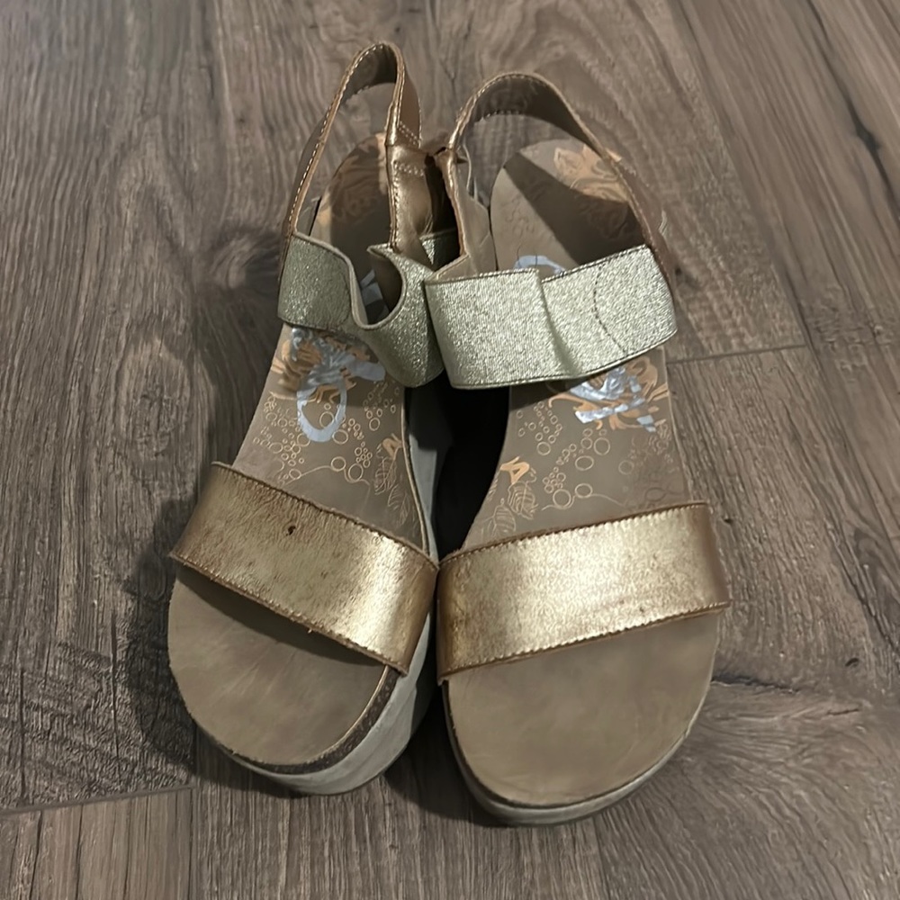 OTBT size 8 gold wedges